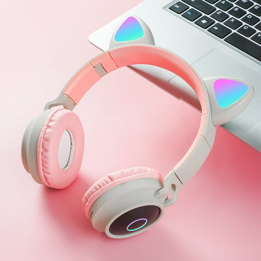 Cute cat ear headphone immersive wireless headphone with microphone It has an LED lighting system