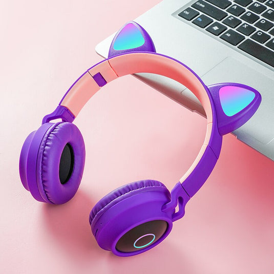 Cute cat ear headphone immersive wireless headphone with microphone It has an LED lighting system
