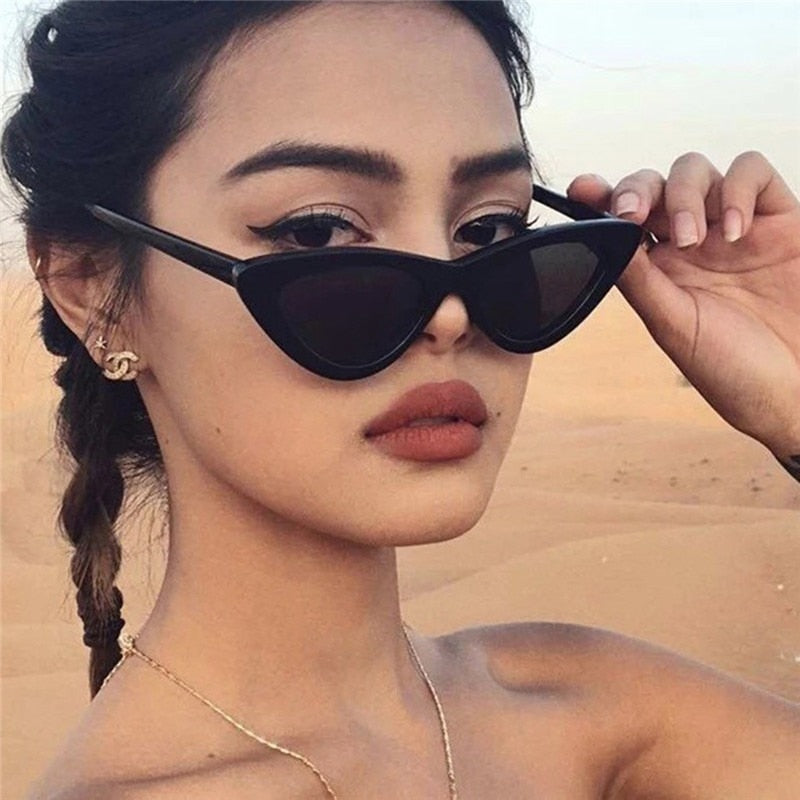 Load image into Gallery viewer, Sunglasses with colored lens in the shape of a square
