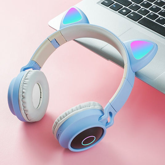 Cute cat ear headphone immersive wireless headphone with microphone It has an LED lighting system