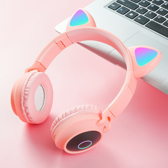 Cute cat ear headphone immersive wireless headphone with microphone It has an LED lighting system