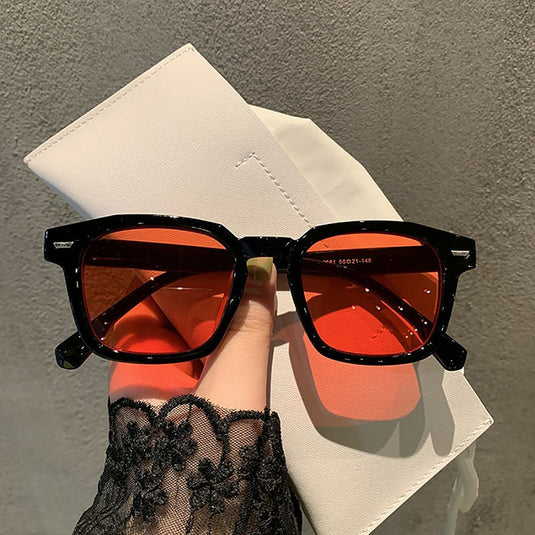 Sunglasses with colored lens in the shape of a square