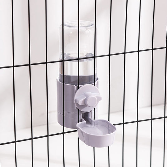 pet cage For cats, dogs and rabbits It has a dispenser for water and food.