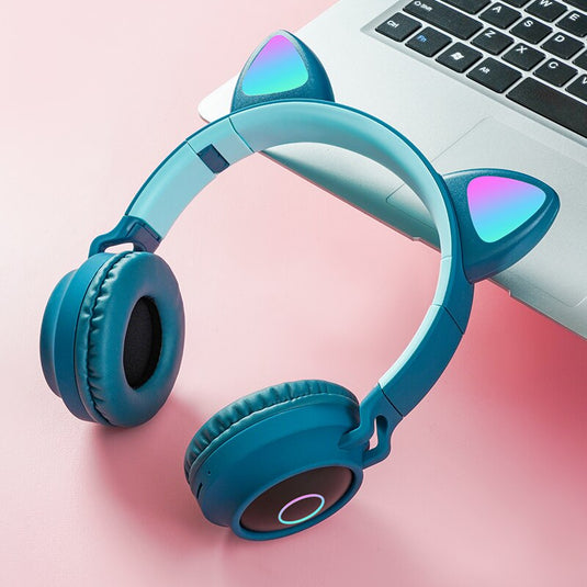 Cute cat ear headphone immersive wireless headphone with microphone It has an LED lighting system