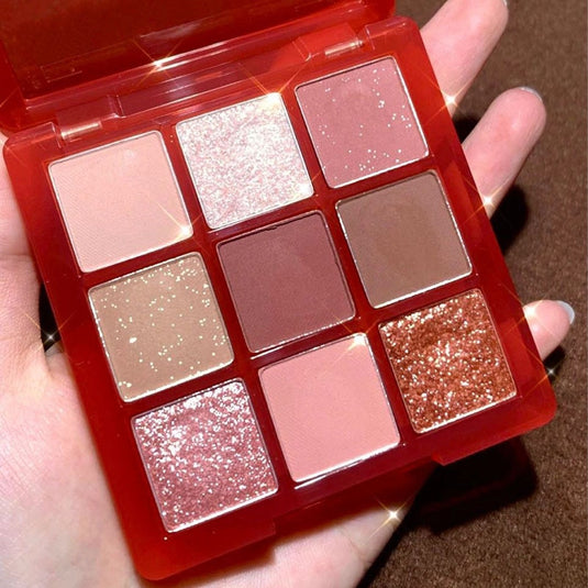 New eyeshadow palette in nine distinct colors, pearl luster, shimmer and matte colors