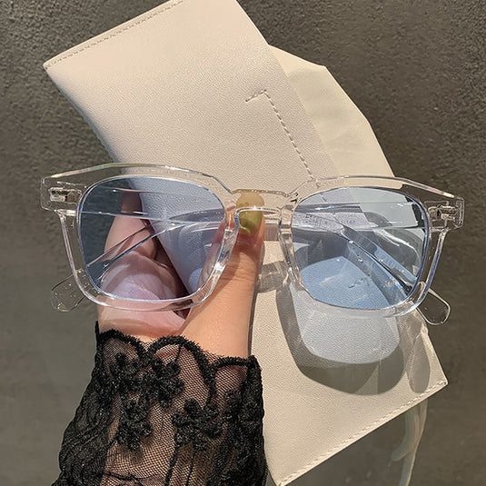 Sunglasses with colored lens in the shape of a square